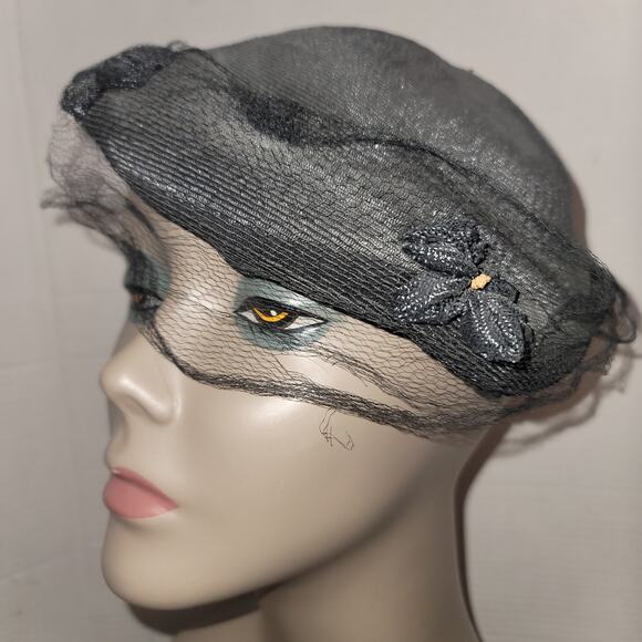 Vintage Black Pillbox Hat Veil 1940s 50s Noir Goth Mourning Pinup Rockabilly main image 4
